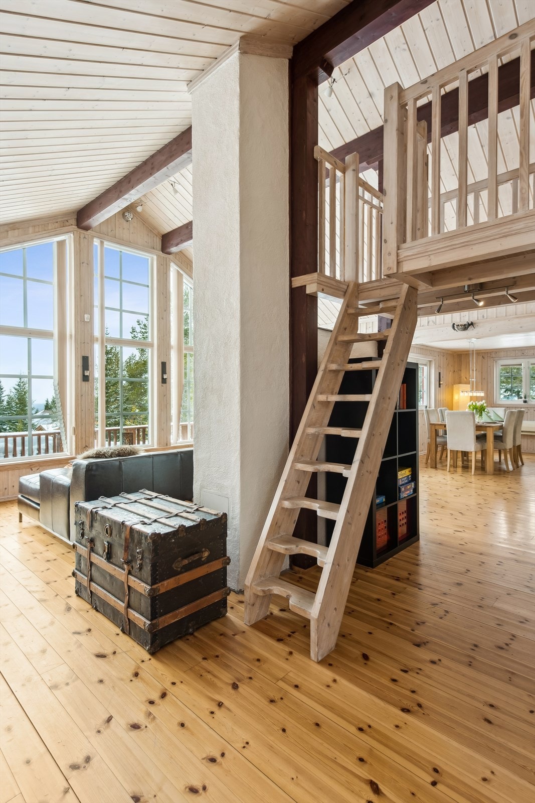 Stuen med trappestigen opp til hemsen Galleribilde