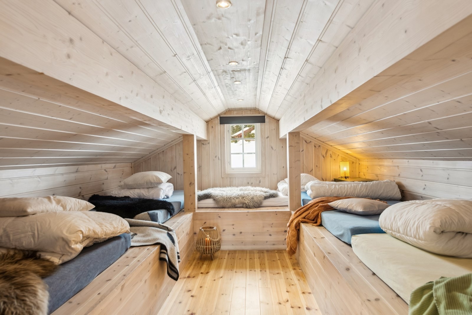 På hemsen er det også flere sengeplasser. Her kan barna trekke seg tilbake for lek og moro. Galleribilde