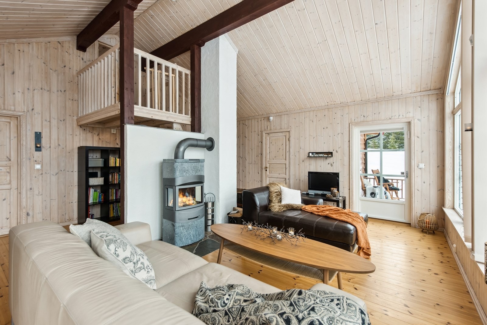 Fra stuen er det en enkel trapp/stige opp til hemsen hvor det er flere sengeplasser Galleribilde