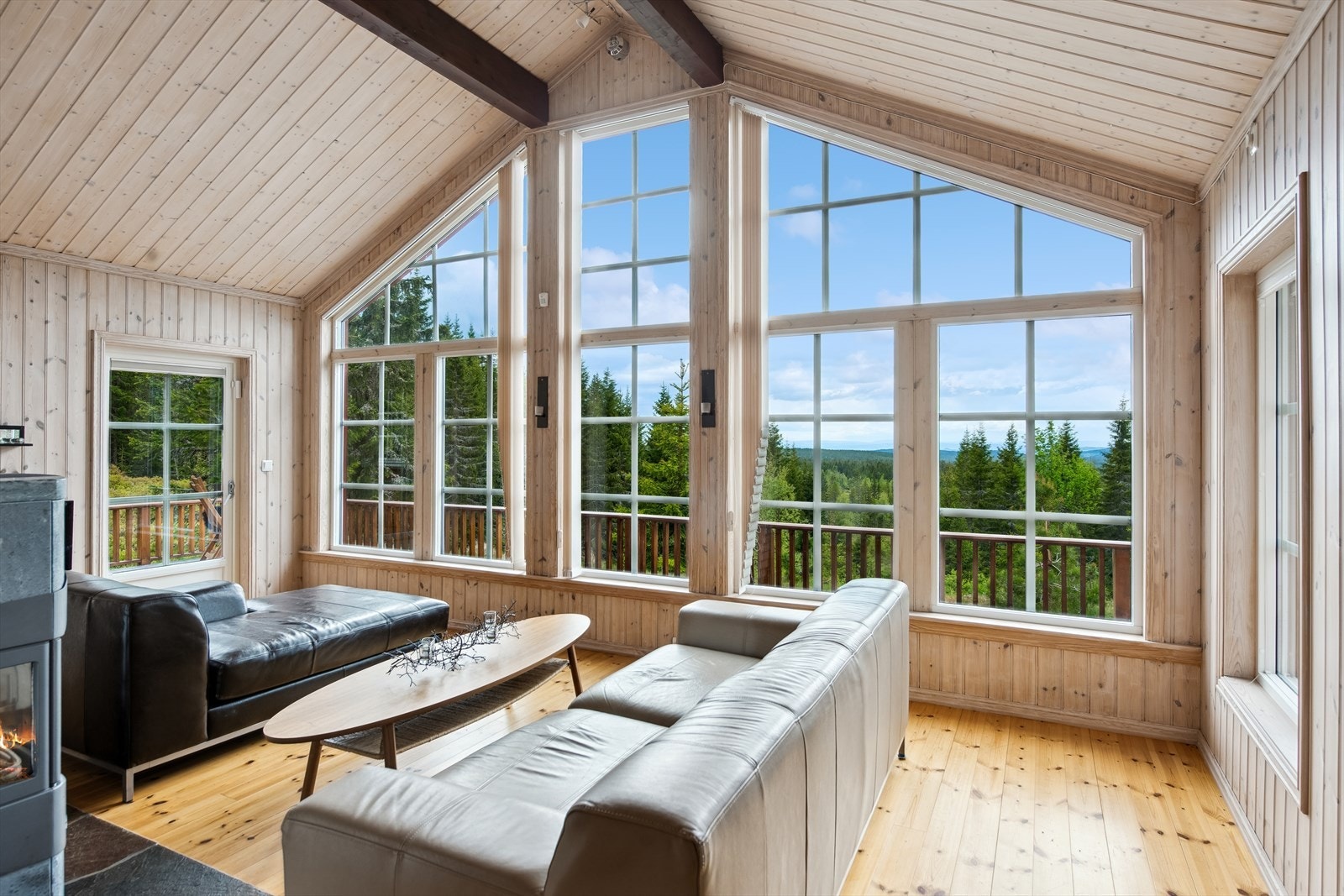 Trivelig stue med flotte vinduer hvor masse naturlig lys slippes inn. Det er montert lameller som skjermer mot sol og innsyn. Galleribilde