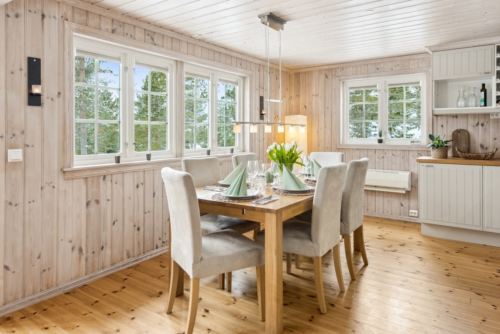 På kjøkkenet er det god plass til et stort spisebord. Det er montert en ny varmepumpe høsten 2025 - på samme sted som den forrige. Galleribilde