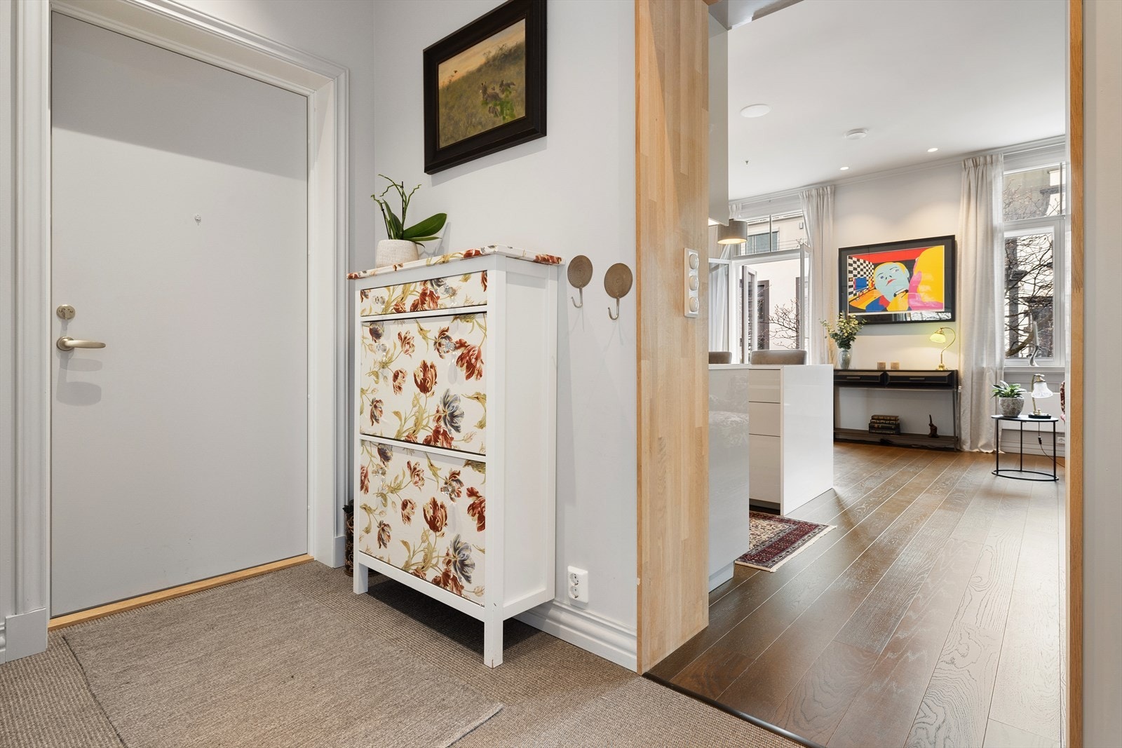 Leiligheten har en fin beliggenhet i byggets 4. etasje med enkel heisadkomst til leilighetsplan Galleribilde