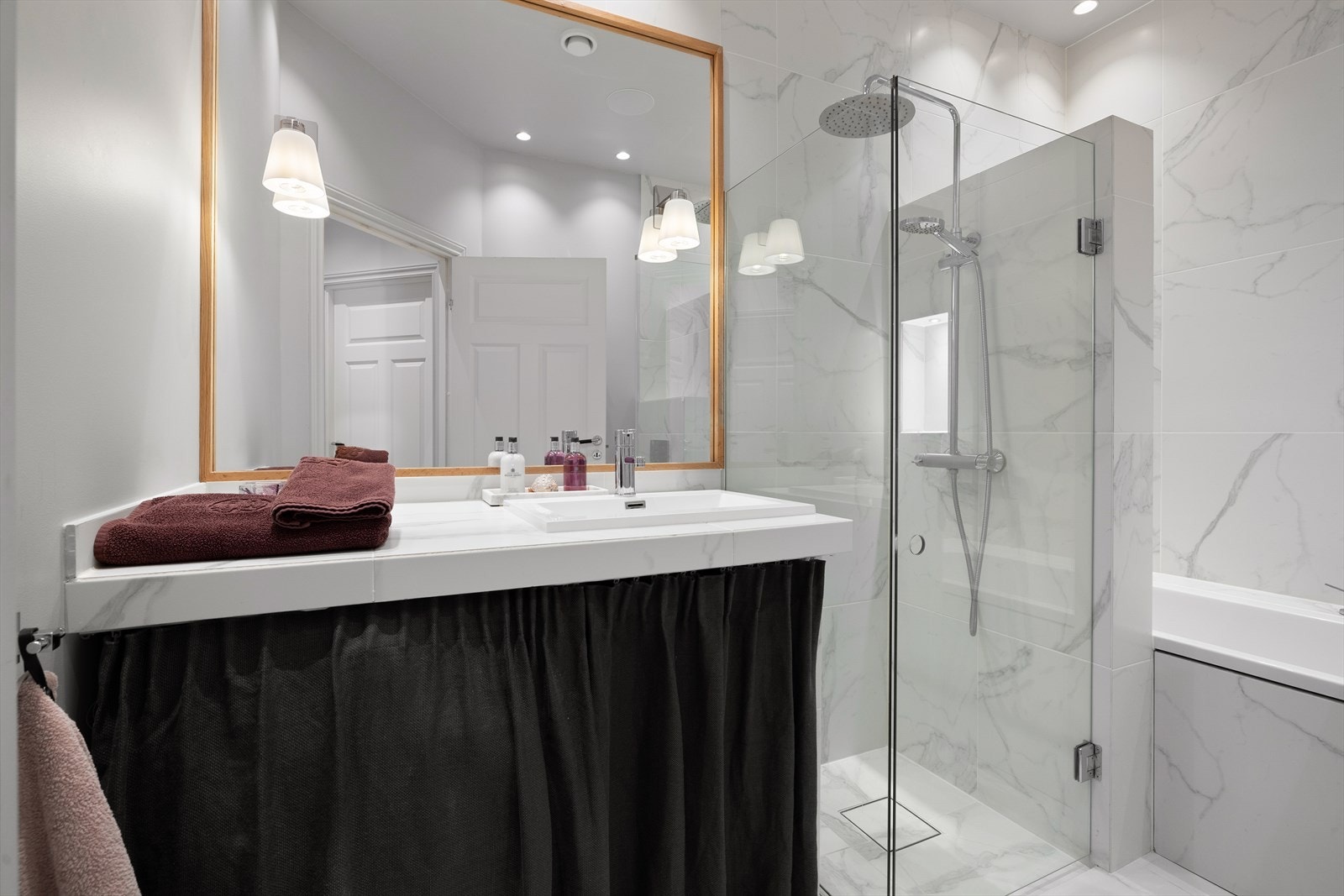 Himling med innfelte downlights og høyttaler Galleribilde