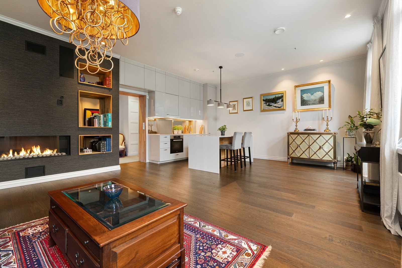 Et sosialt og flott allrom med lyse fargetoner og lekker 1-stavs parkett. De brede gulv- og taklistene gir rommet et eksklusivt preg Galleribilde