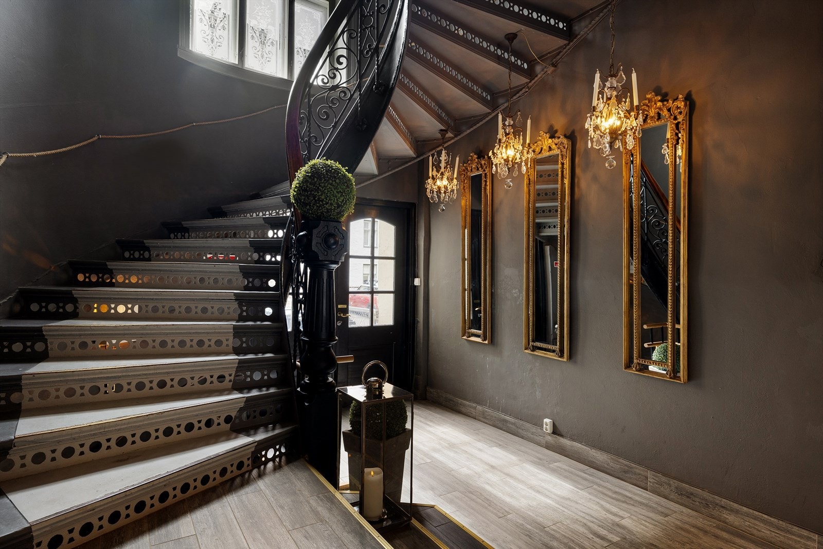 Pent opparbeidet oppgang. Fin kombinasjon av historiske særpreg og moderne standard Galleribilde