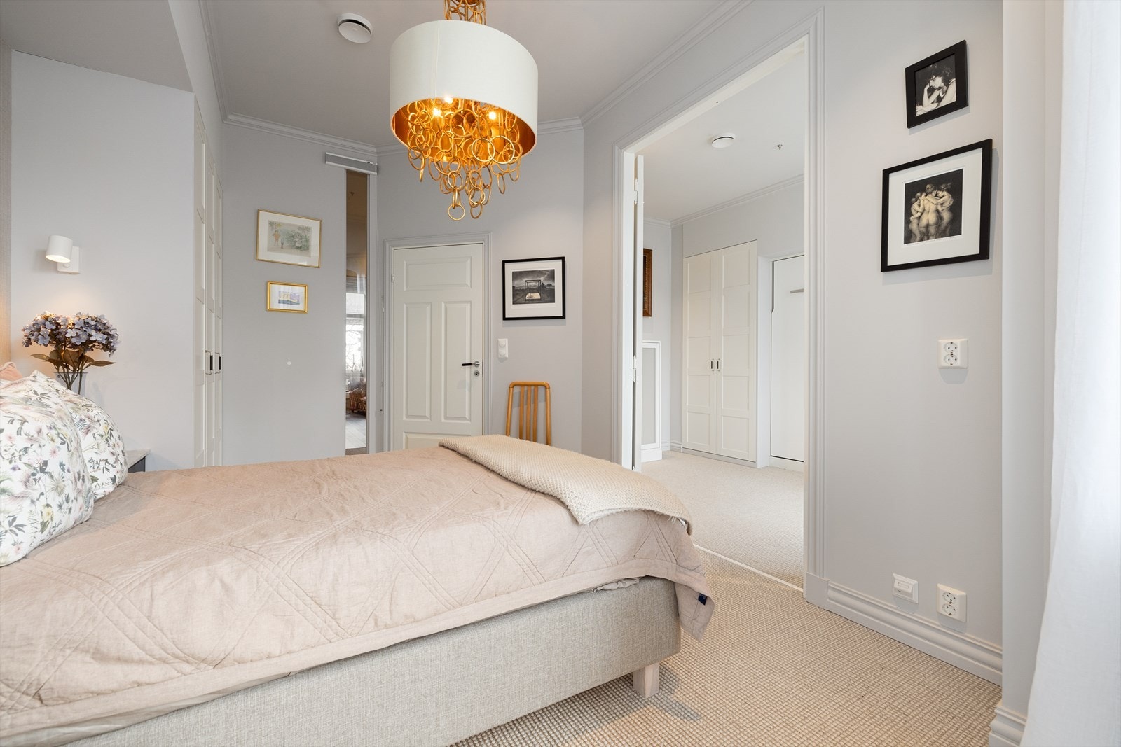 Soverommet har adkomst både fra entreen og soverom 2 via to-fløyet dør Galleribilde