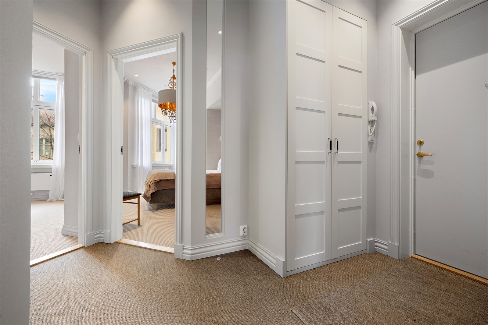 Entreen skaper et godt førsteinntrykk med pene overflater og generøs takhøyde. Garderobeskap og porttelefon med fjernåpner Galleribilde