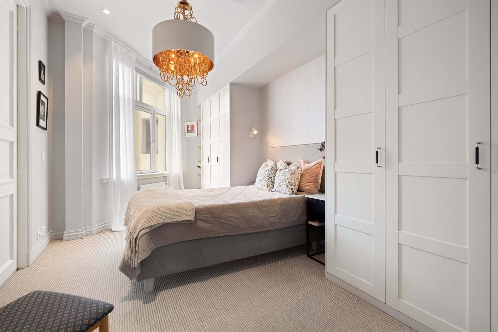 Stort og lyst hovedsoverom med behagelig teppegulv og god takhøyde med innfelte downlights og høyttaler Galleribilde