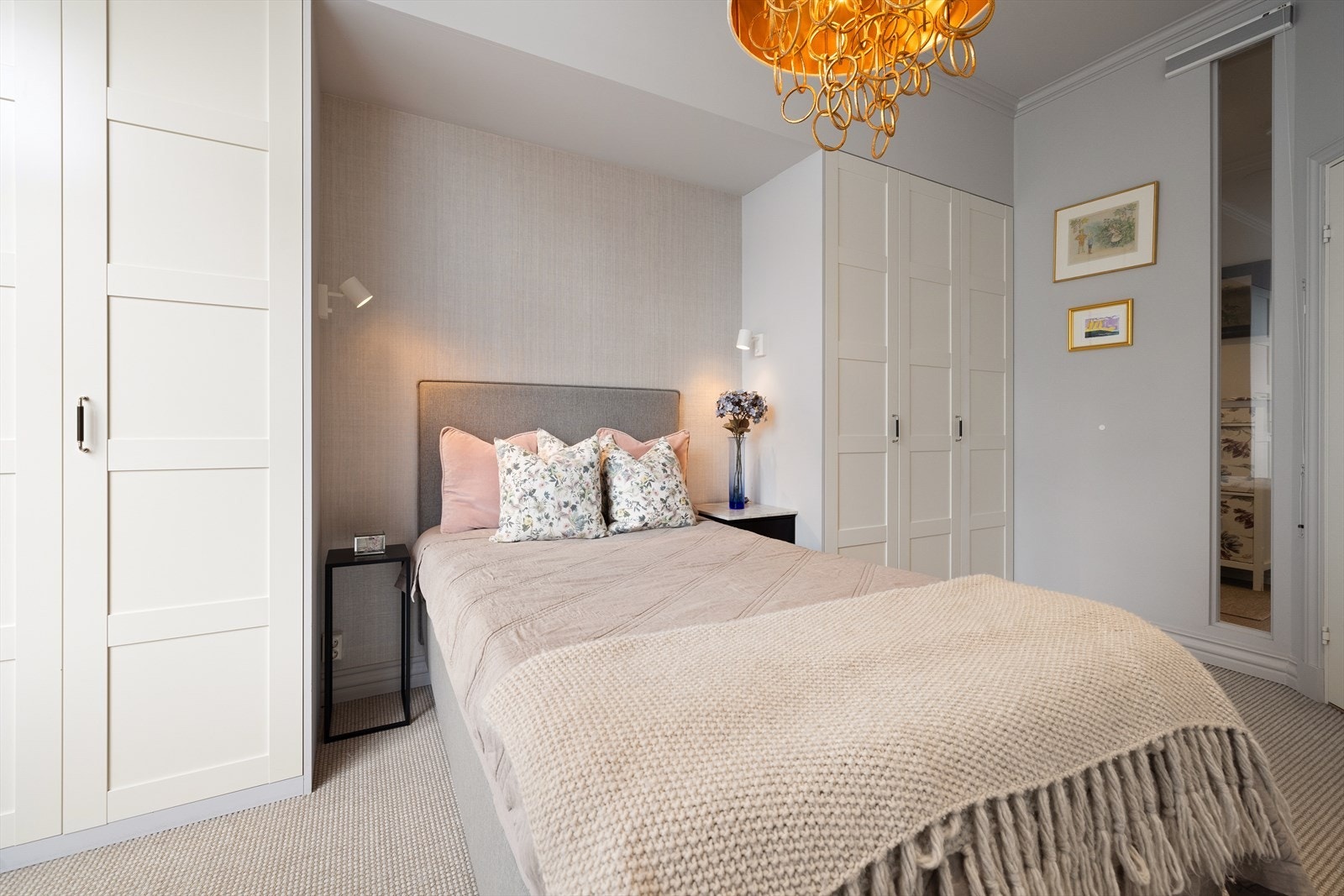 Gode møbleringsmuligheter, samt rikelig med oppbevaringsmuligheter i medfølgende garderobeskap Galleribilde