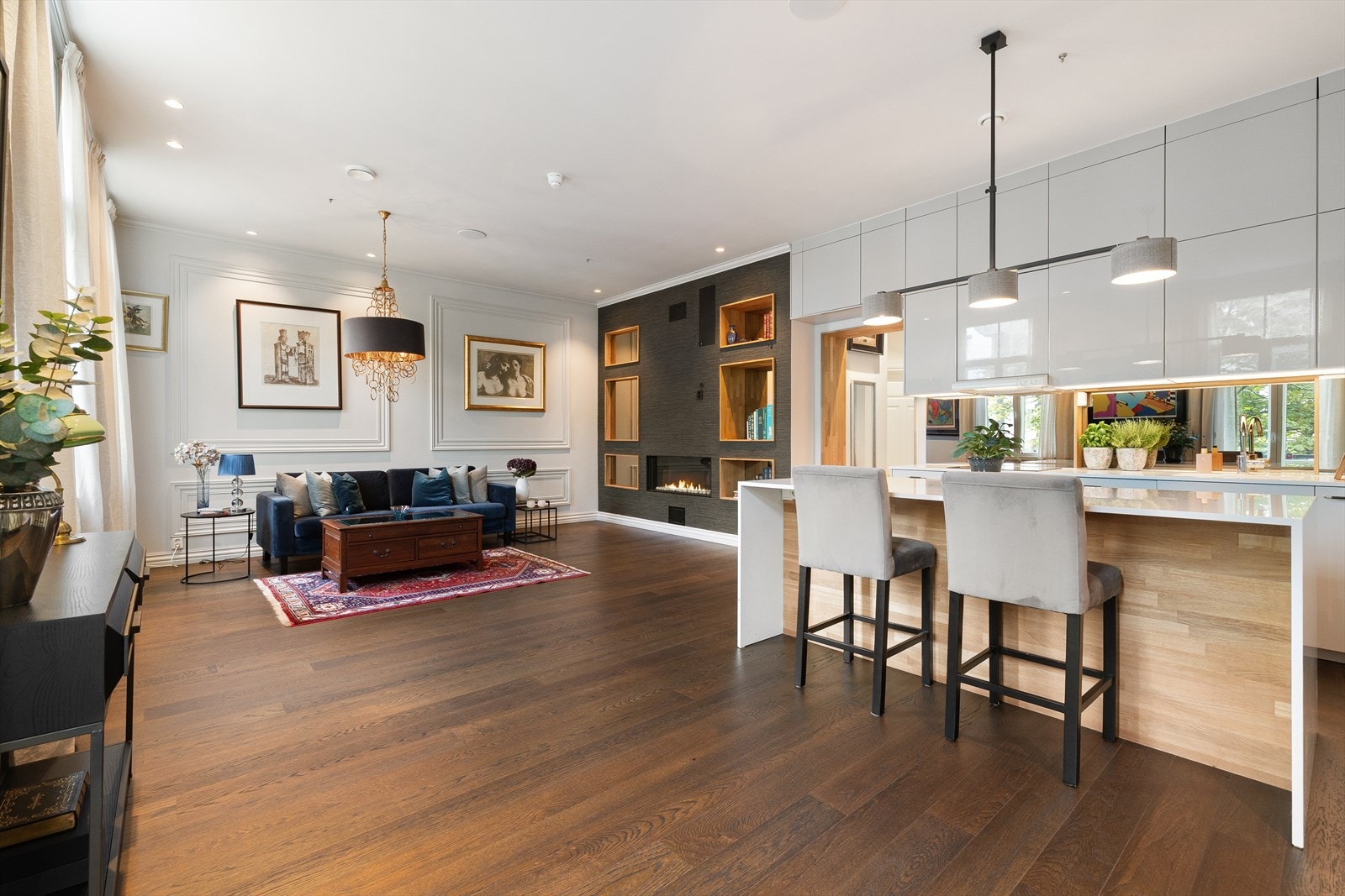 Leiligheten har en stor og luftig stue i åpen løsning mot kjøkken Galleribilde