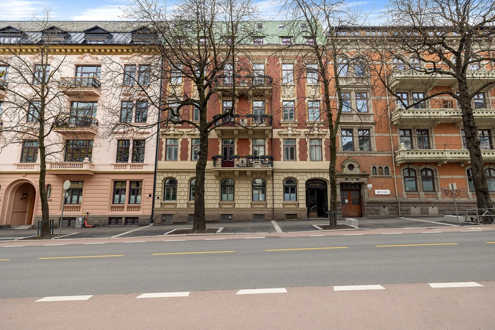 Leiligheten ligger i et veletablert og meget attraktivt boligområde på Frogner. Området er skreddersydd for deg som har en travel hverdag, og som ønsker å bo sentralt og eksklusivt til på Frogner med nærhet til alt Galleribilde