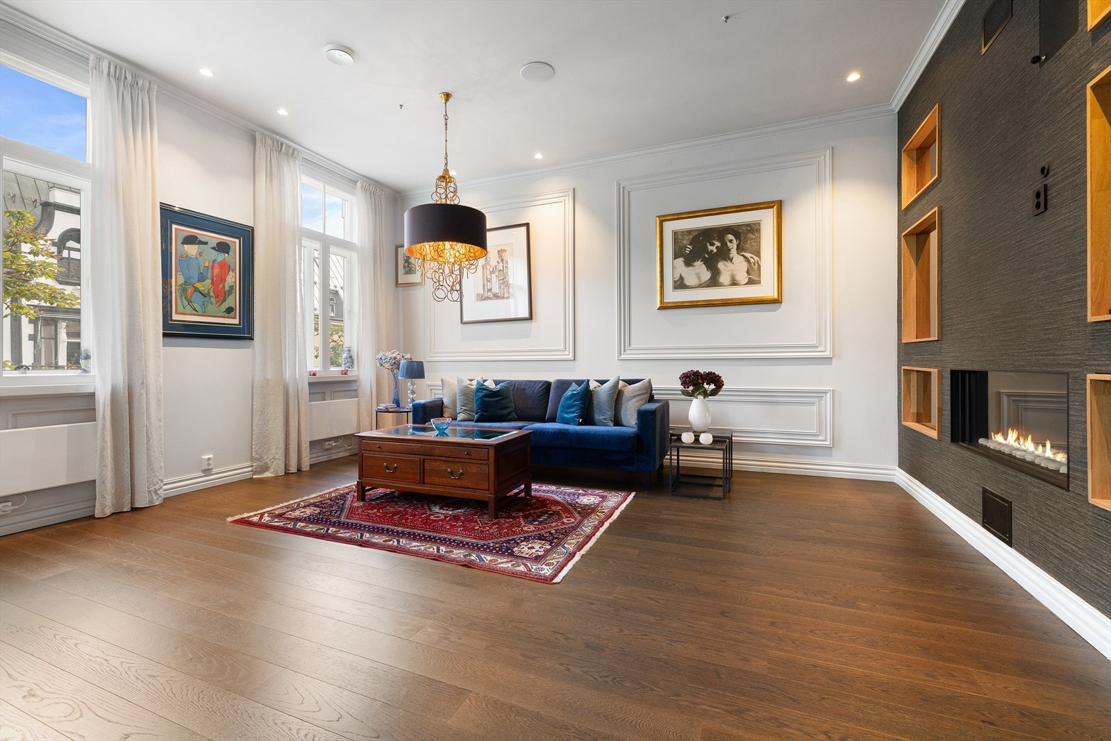 Store, klassiske vinduer sikrer meget gode lysforhold og fin romfølelse Galleribilde