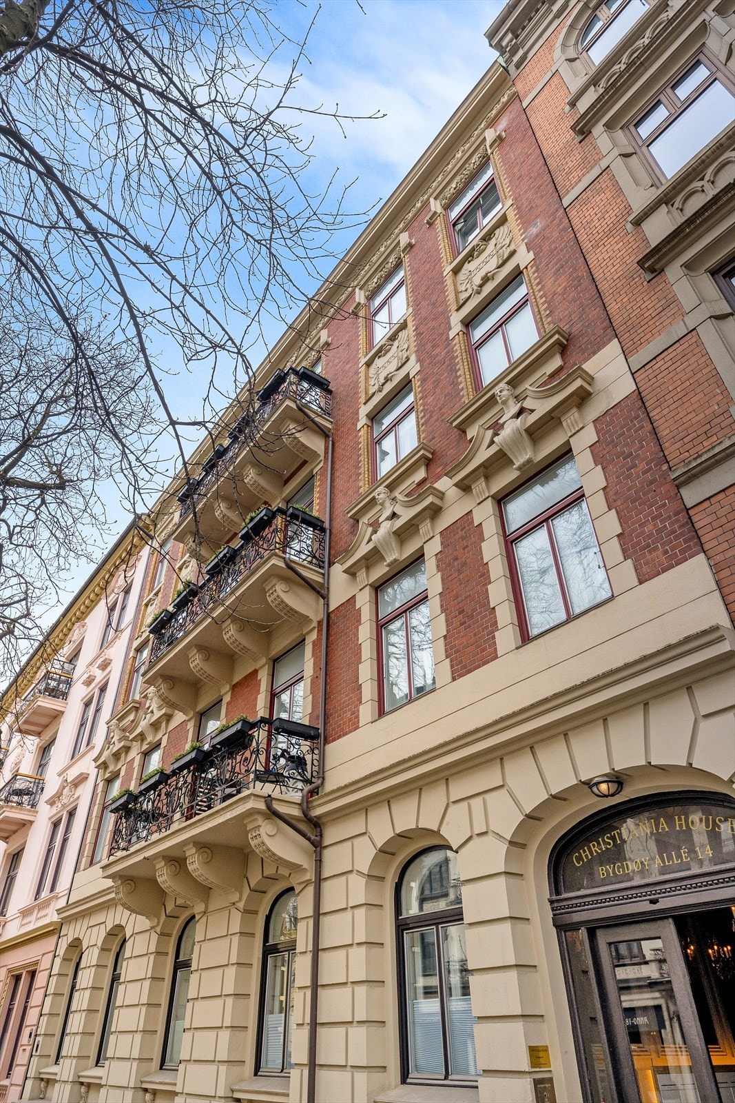 Bebyggelsen er preget av store byvillaer og fornemme bygårder fra 1800-tallet Galleribilde