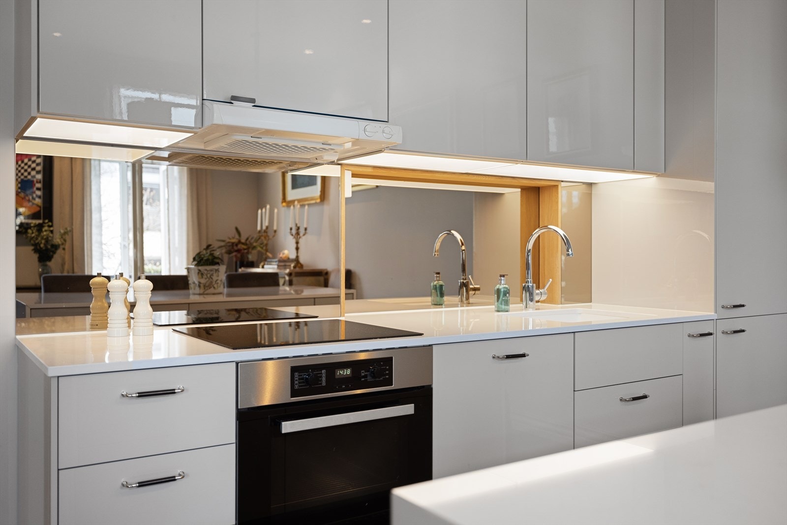 Kjøl/- fryseskap, ovn og oppvaskmaskin er integrert Galleribilde