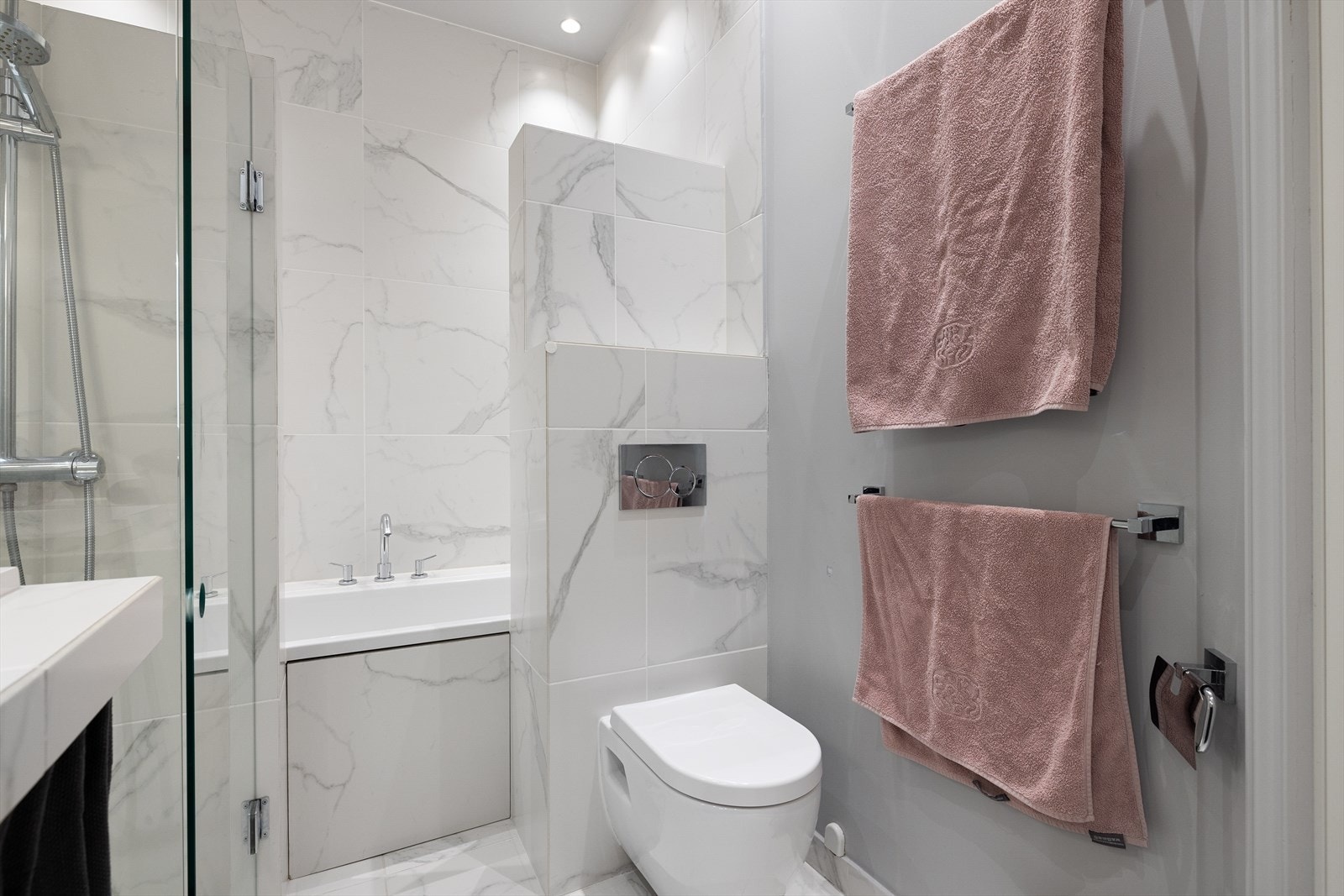 Delikat, helfliset bad med fra 2019 med varmekabler i gulv og opplegg for vaskemaskin Galleribilde