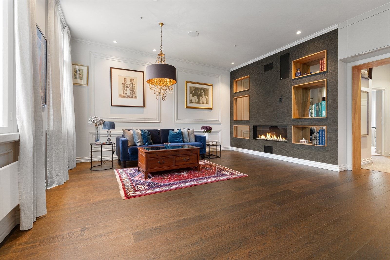 God takhøyde på hele 2,99 meter med downlightsbelysning og innfelte høyttalere som styres gjennom mobil og Sonos Galleribilde