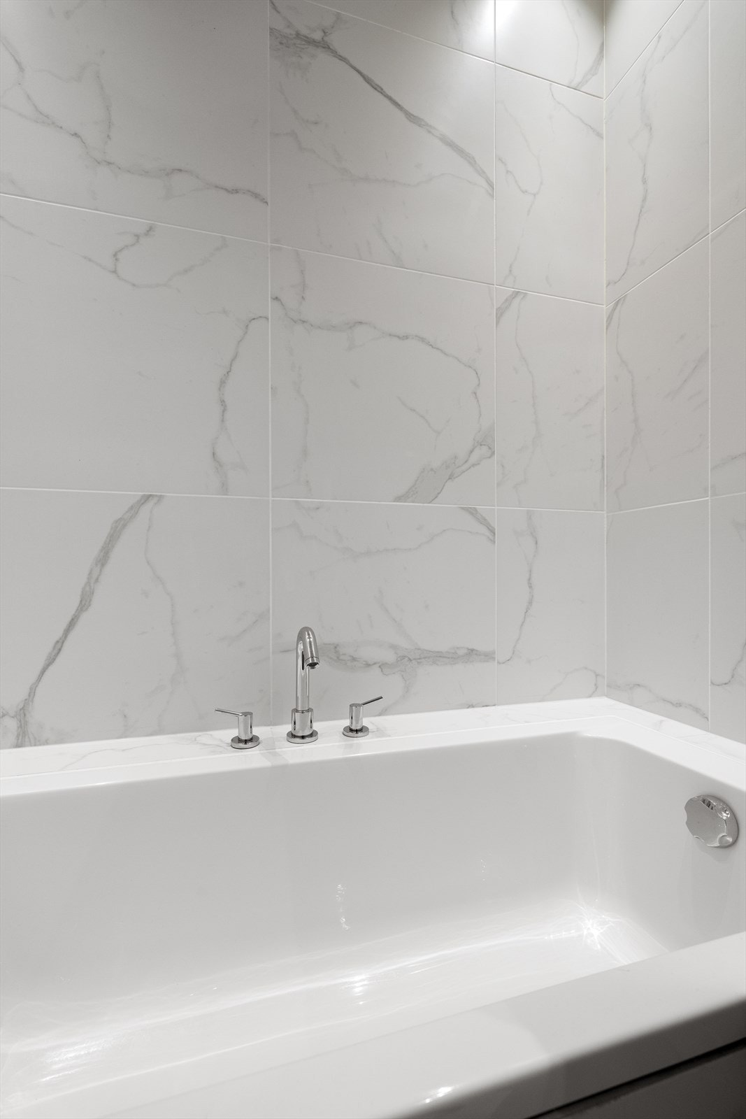 Badet inneholder både badekar og dusjhjørne med regnfallsdusj Galleribilde