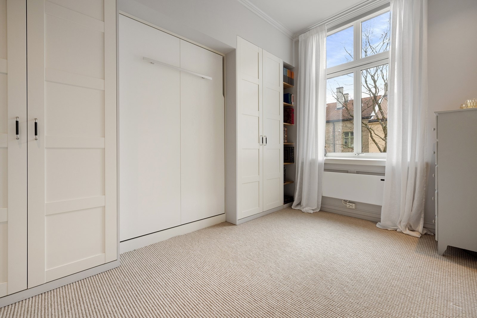 Leiligheten inneholder to soverom. Begge vender mot rolig bakgård Galleribilde