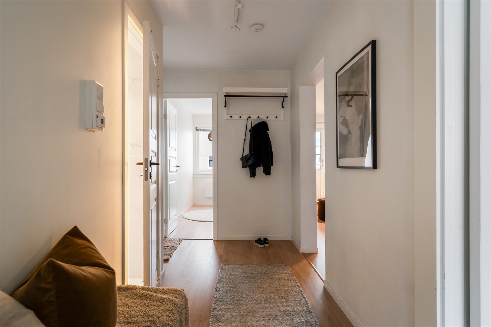 Entréen har plass til både garderobeløsning og skooppbevaring. Galleribilde