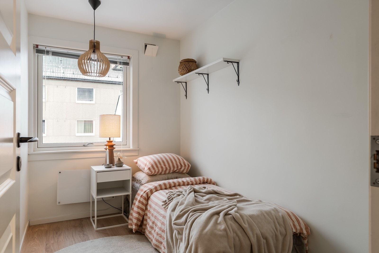 Det andre soverommet passer godt som barnerom, gjesterom eller hjemmekontor. Galleribilde