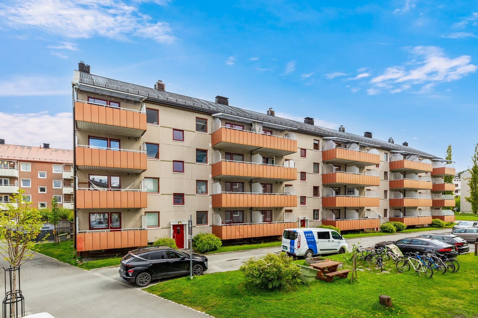 Sommerbilde av boligens fasade. Leiligheten ligger i 3.etg. Galleribilde