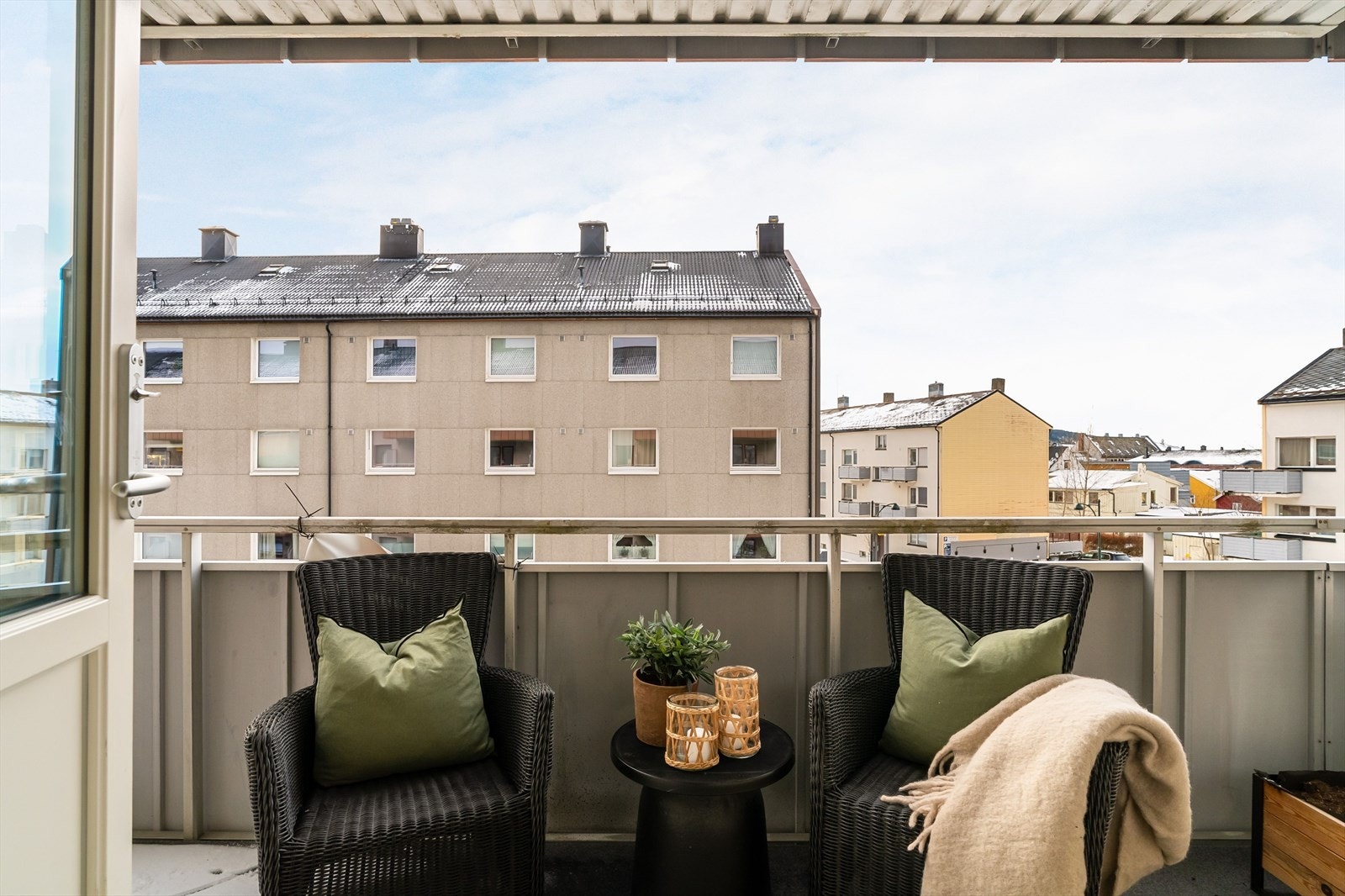 Balkongen vender mot sørvest og har gode solforhold store deler av dagen. Galleribilde