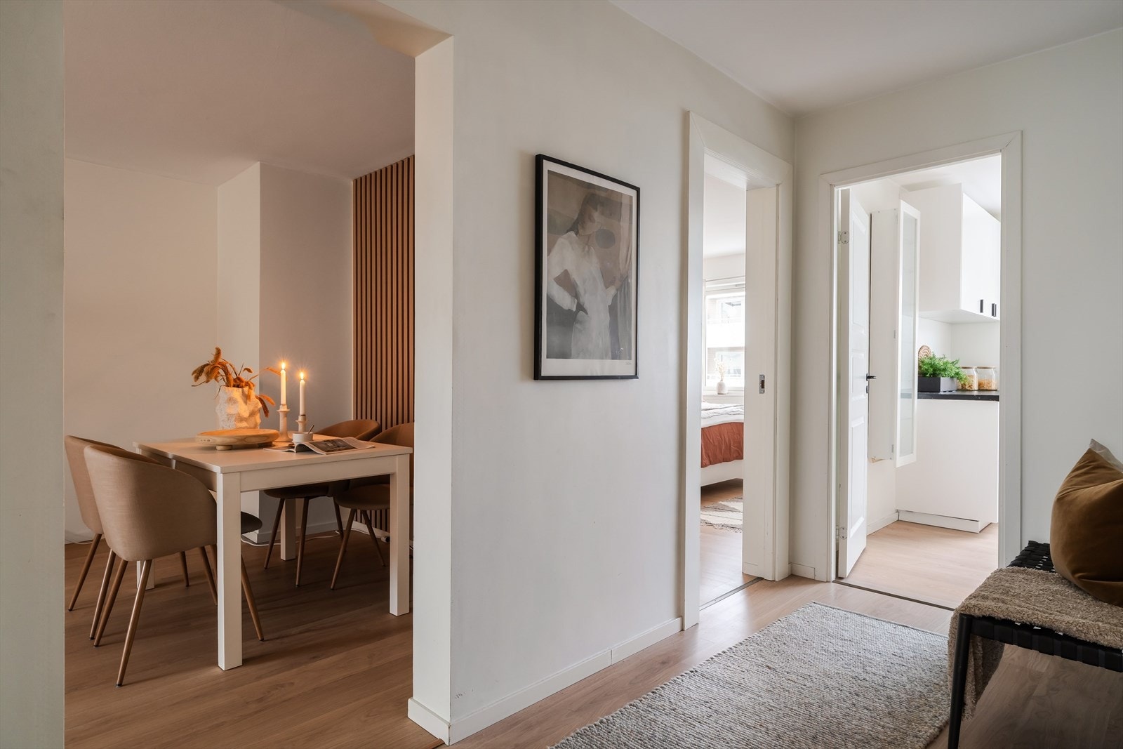 Entréen fungerer som et naturlig knutepunkt mot boligens øvrige rom. Galleribilde