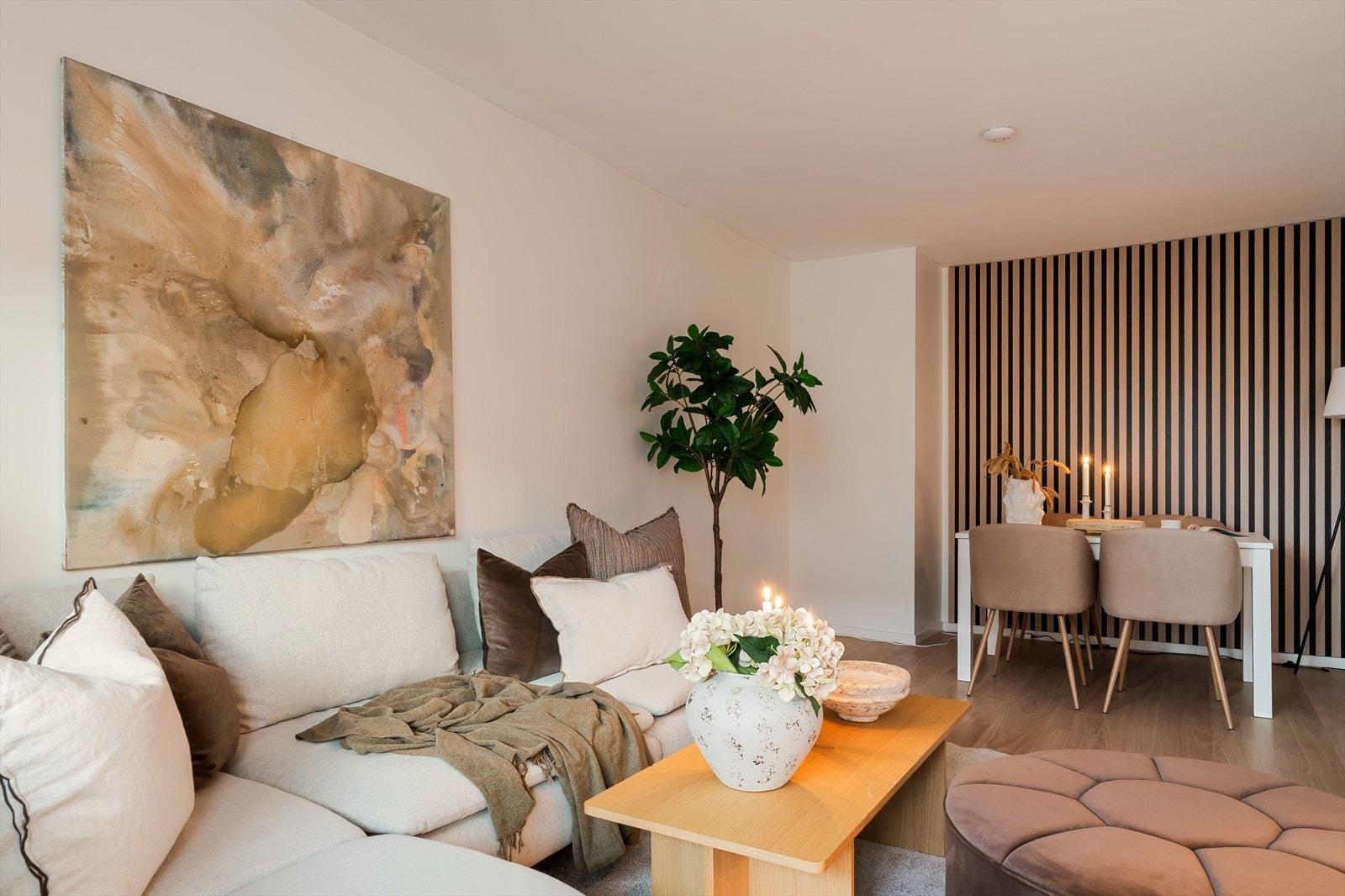 Her får du en romslig stue med god plass til både sofagruppe og spisebord. Galleribilde