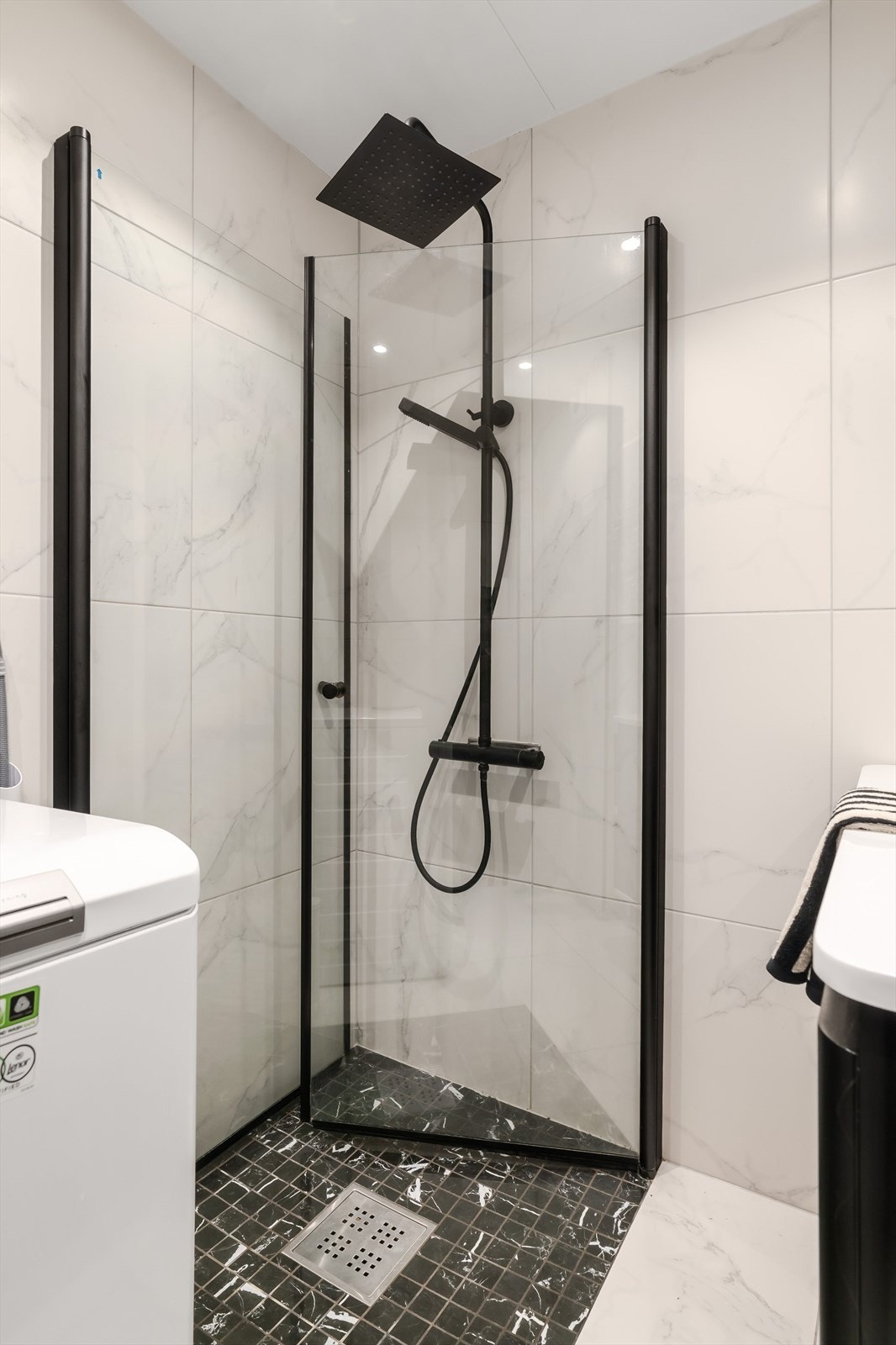 Badet gir et moderne inntrykk og har løsninger tilpasset en hektisk hverdag. Galleribilde