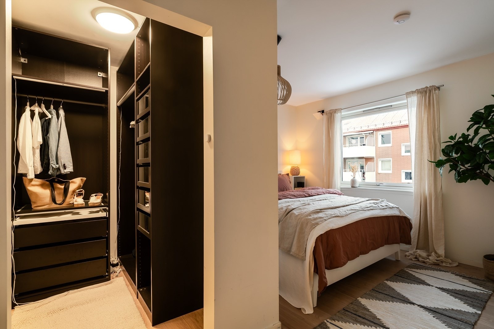 Hovedsoverommet er romslig og har direkte adkomst til eget omkledningsrom. Galleribilde