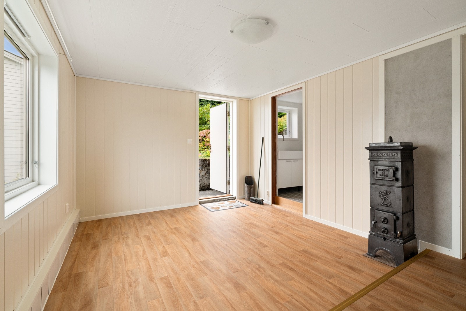 Entré i anneks med vaskerom og vedovn i bildet Galleribilde