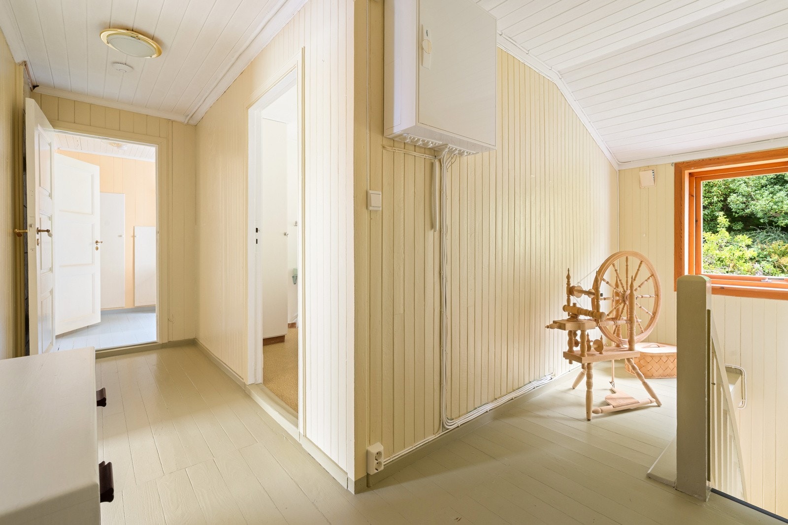 Liten luke til loft i gangen oppe Galleribilde