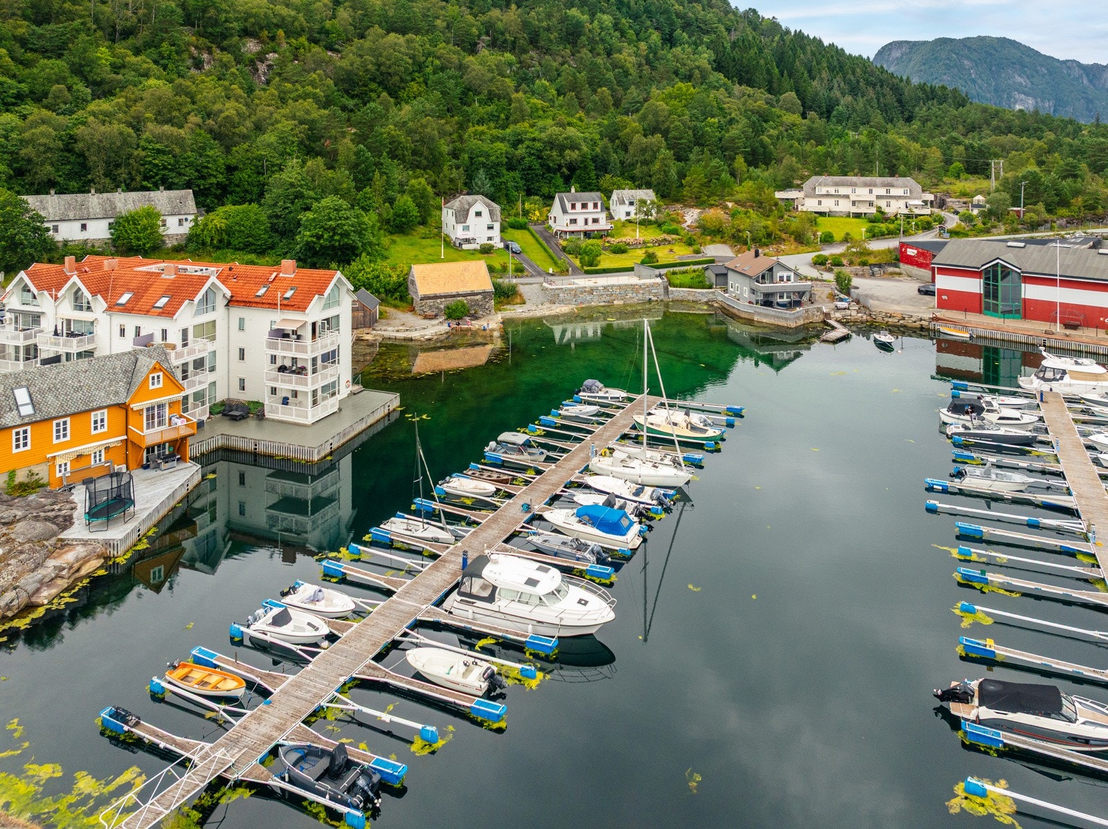 Med eiendommen følger båtplass i marinaen. Man ser huset i bakgrunnen Galleribilde
