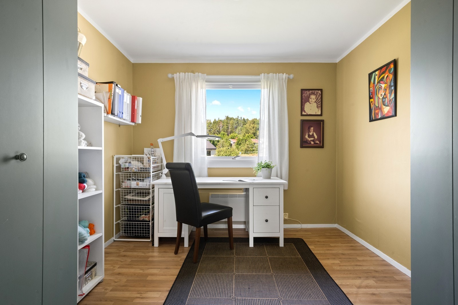 Det andre rommet benyttes i dag som hobbyrom, men kan enkelt tilpasses som gjesterom, barnerom eller kontor - alt etter behov. Fleksible løsninger gir mulighet for å skape rom som passer din livsstil. Galleribilde