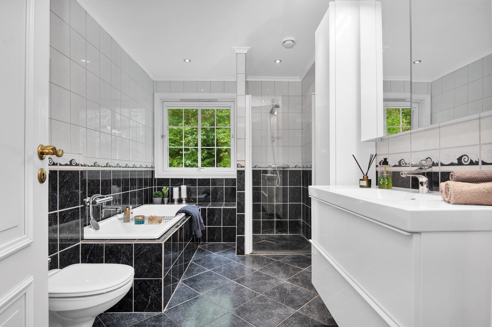 Bad - flislagt med varmekabler Galleribilde