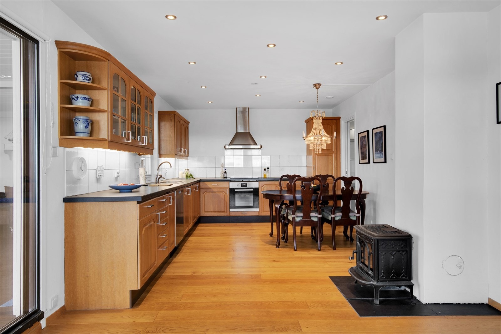 Kjøkken - praktisk innredet med god benk- og lagringsplass Galleribilde