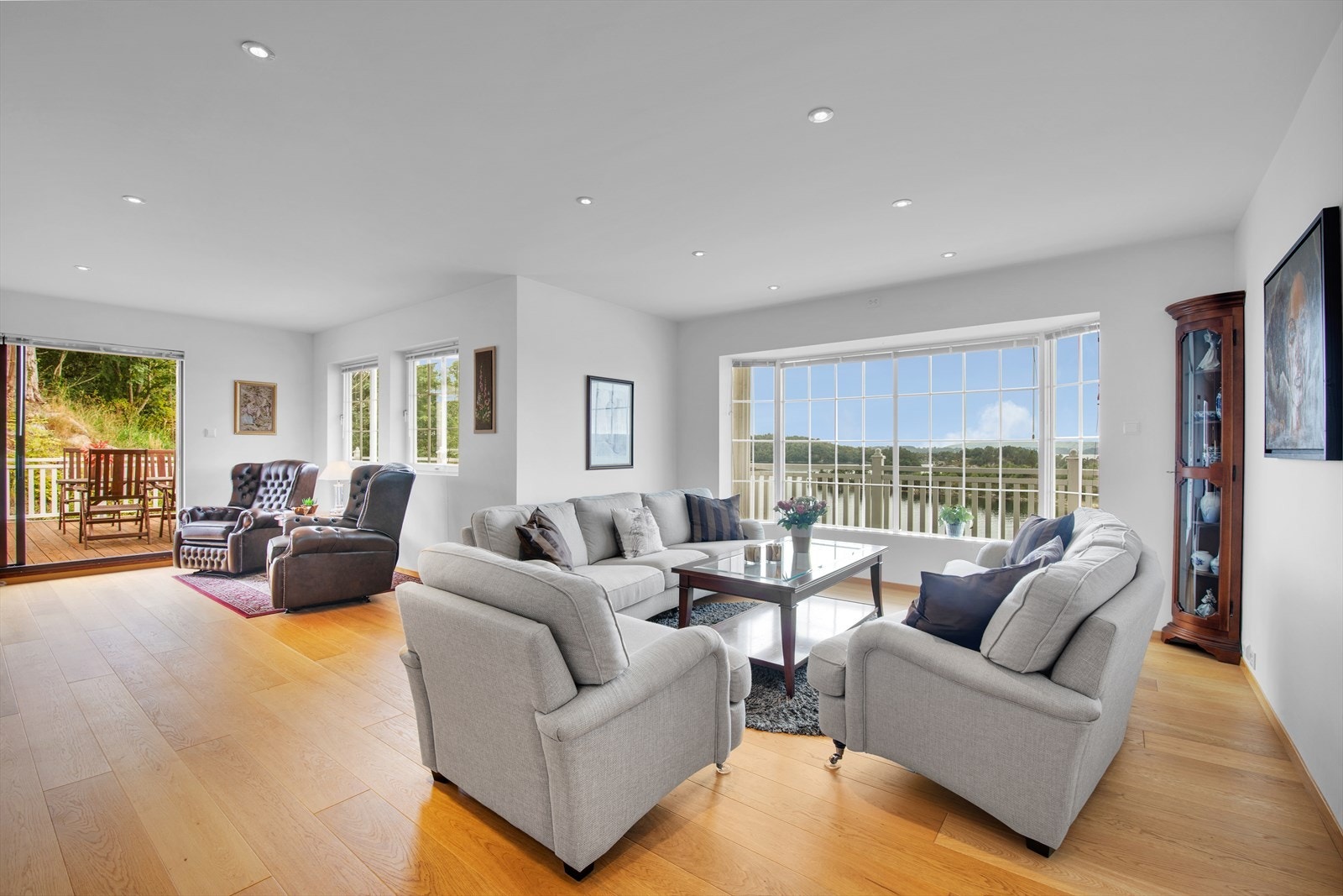 Stue - oppusset i den senere tid. Nydelig utsikt fra samtlige etasjer mot sjø Galleribilde