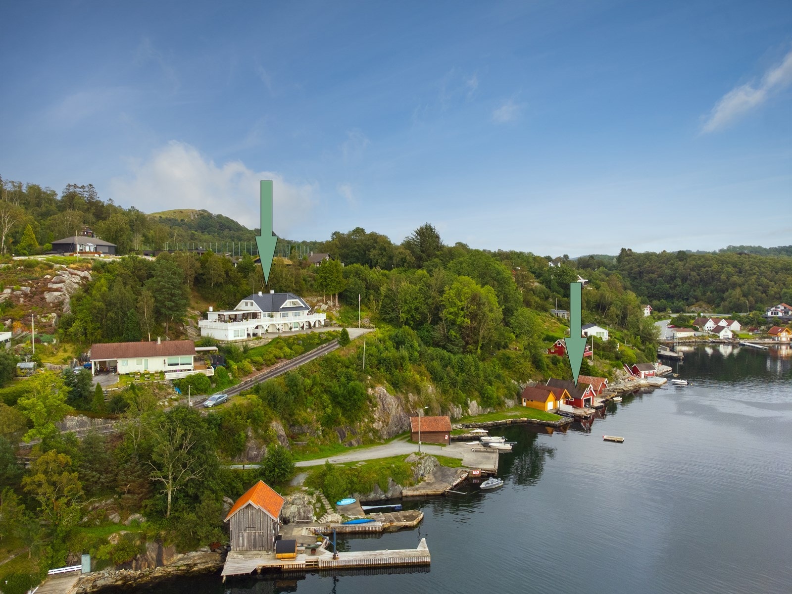 Tomten er på over 5 mål og inneholder bolig på over 500kvm og naust/båtgarasje Galleribilde