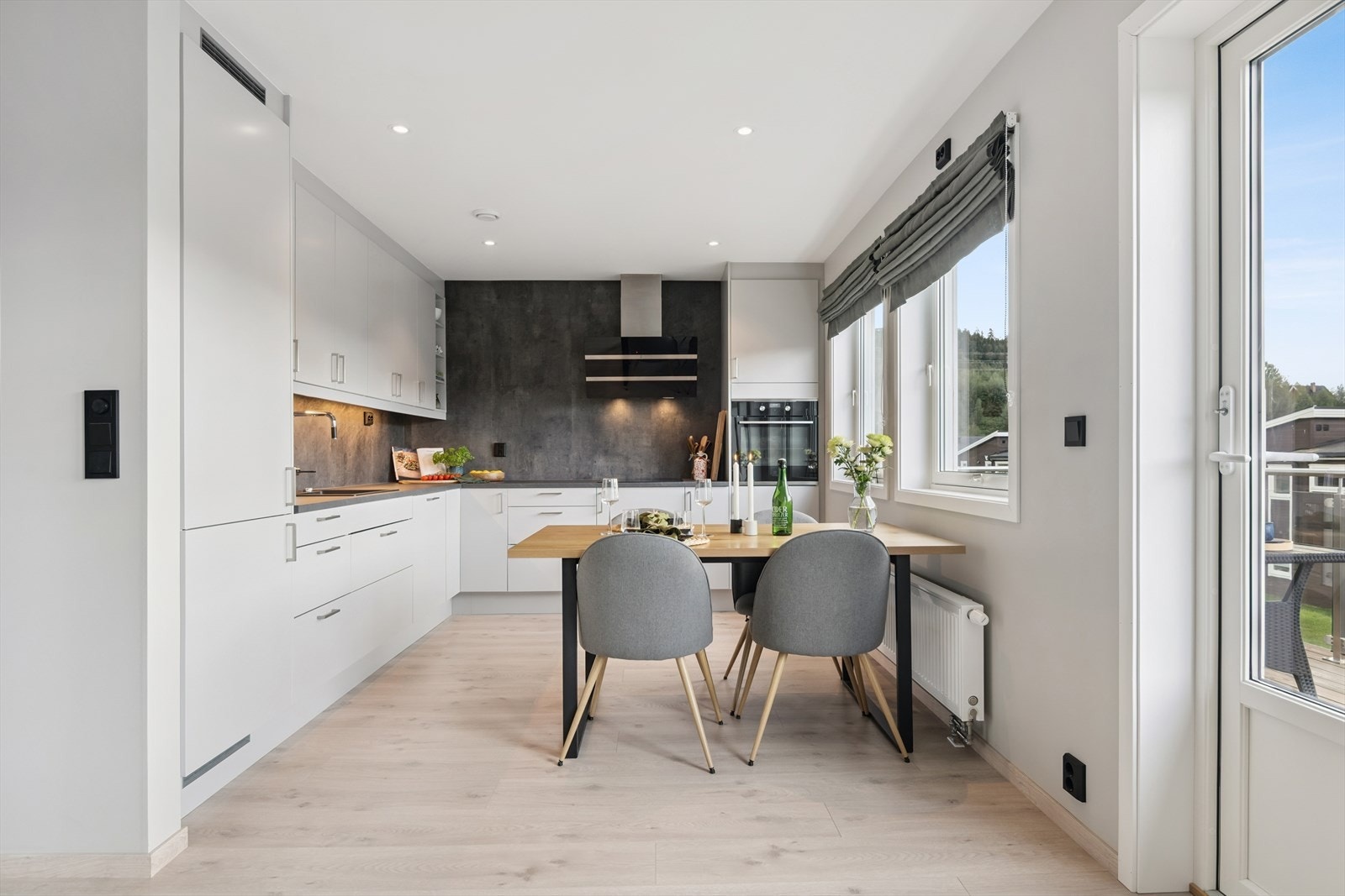 Kjøkkenet har en moderne innredning med glatte fronter og integrerte hvitevarer. Galleribilde