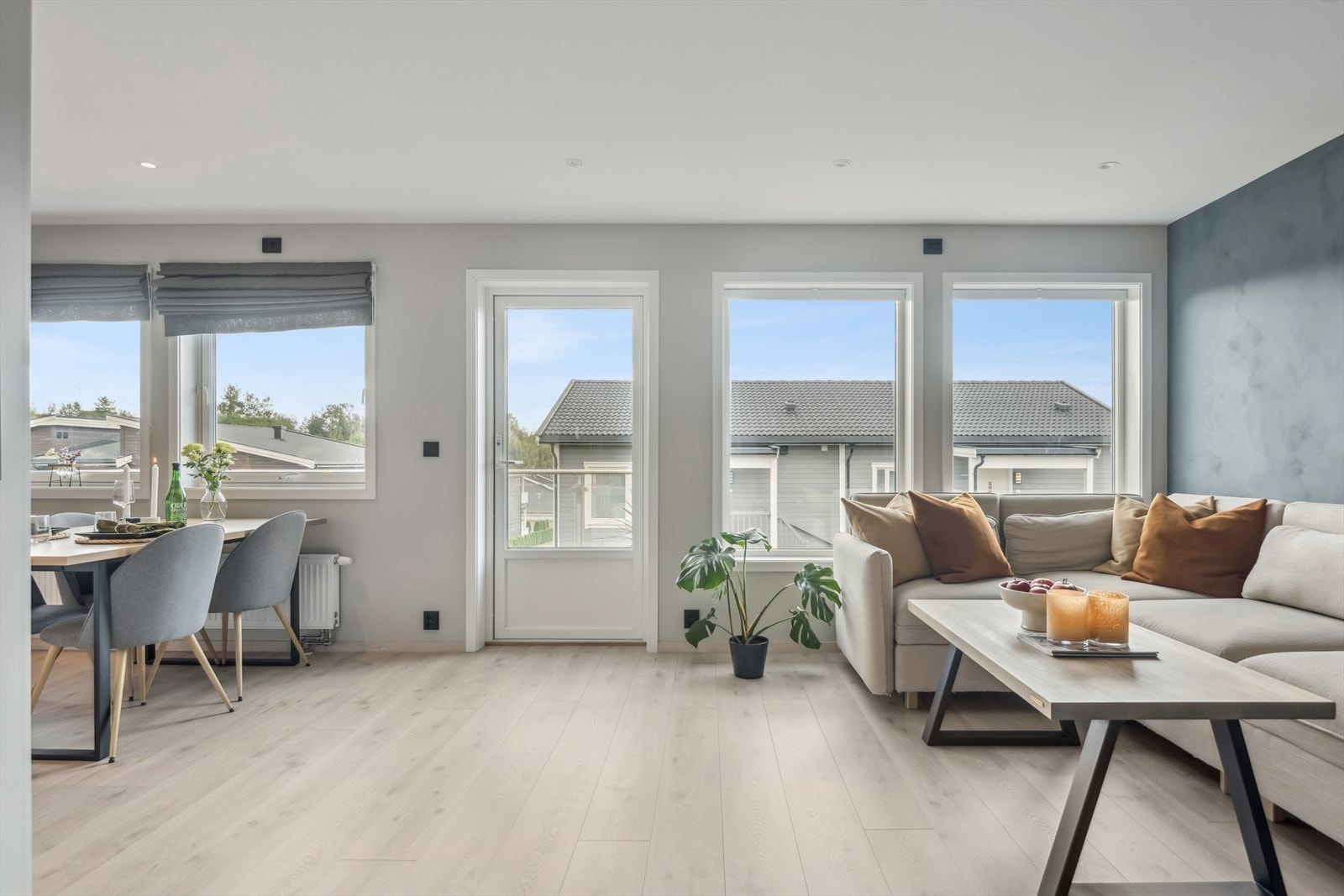 Den åpne løsningen gir fleksible møbleringsmuligheter for både sofagruppe og spisebord. Galleribilde