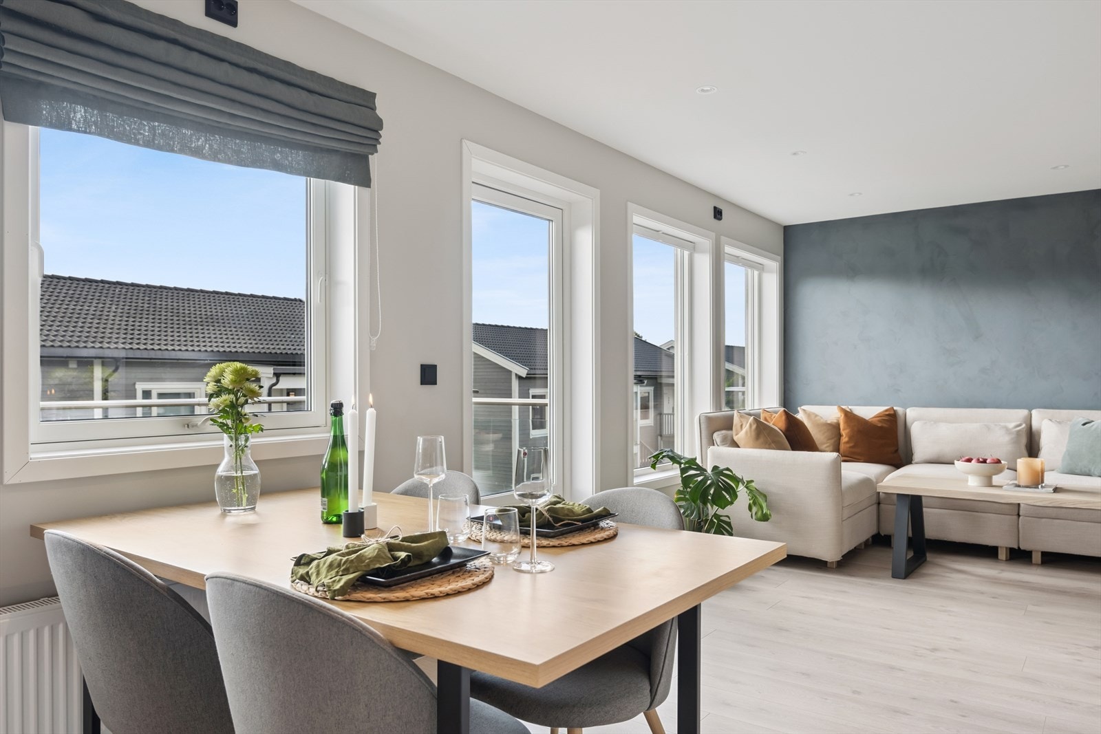 Her er det god plass til en egen spisesone i tilknytning til kjøkkenet. Galleribilde