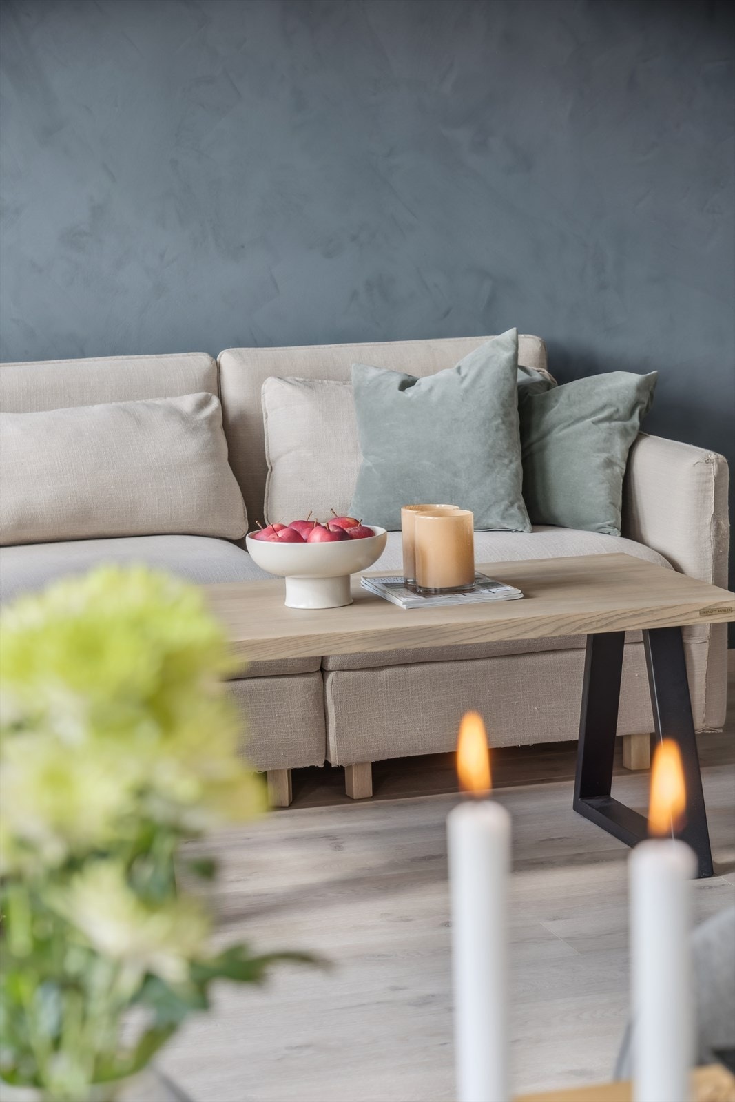 Malte plater på veggene og slett himling gir et rent og helhetlig uttrykk. Galleribilde