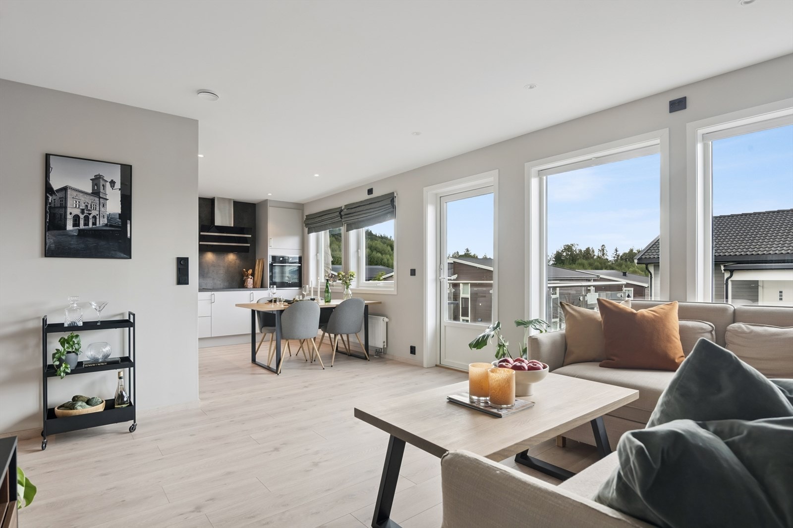 En stilren og funksjonell leilighet i 2. etasje med høy standard og moderne uttrykk! Galleribilde