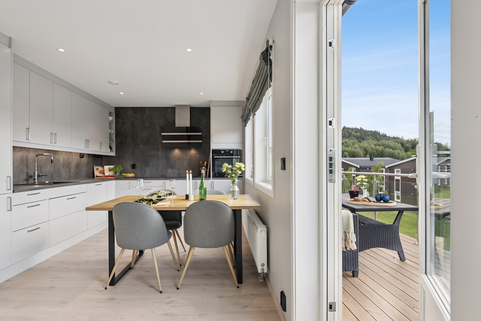 Det er gjort flere gjennomtenkte tilvalg i boligen som gir et moderne og helhetlig preg. På kjøkkenet er det valgt plater i benkerygg, installert ventilator og stekeovn i praktisk arbeidshøyde. Galleribilde