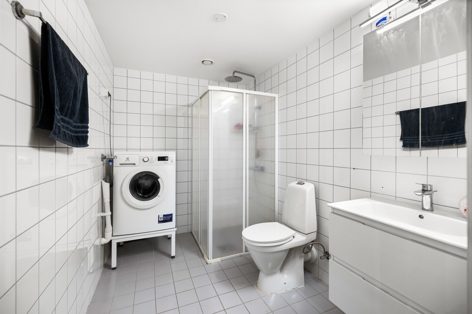 Stort flislagt baderom. Galleribilde