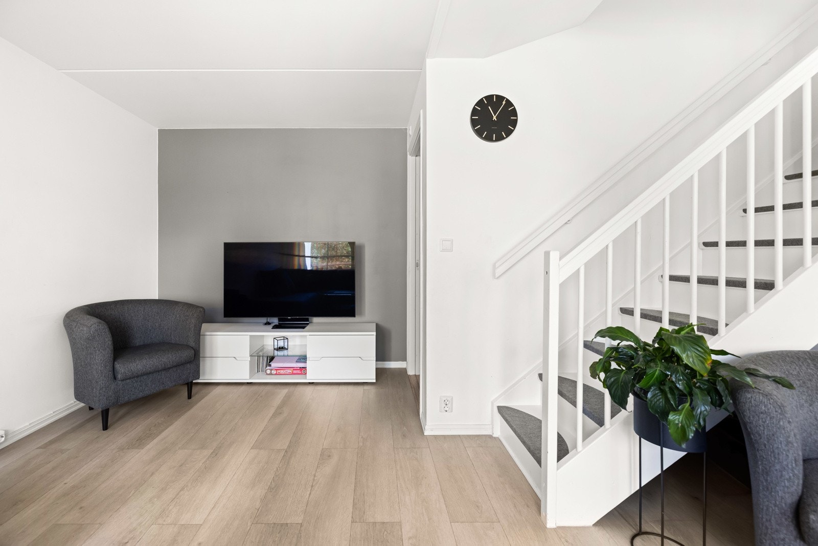 God plass til tv-benk og bra med veggplass til bokhyller og bilder. Galleribilde