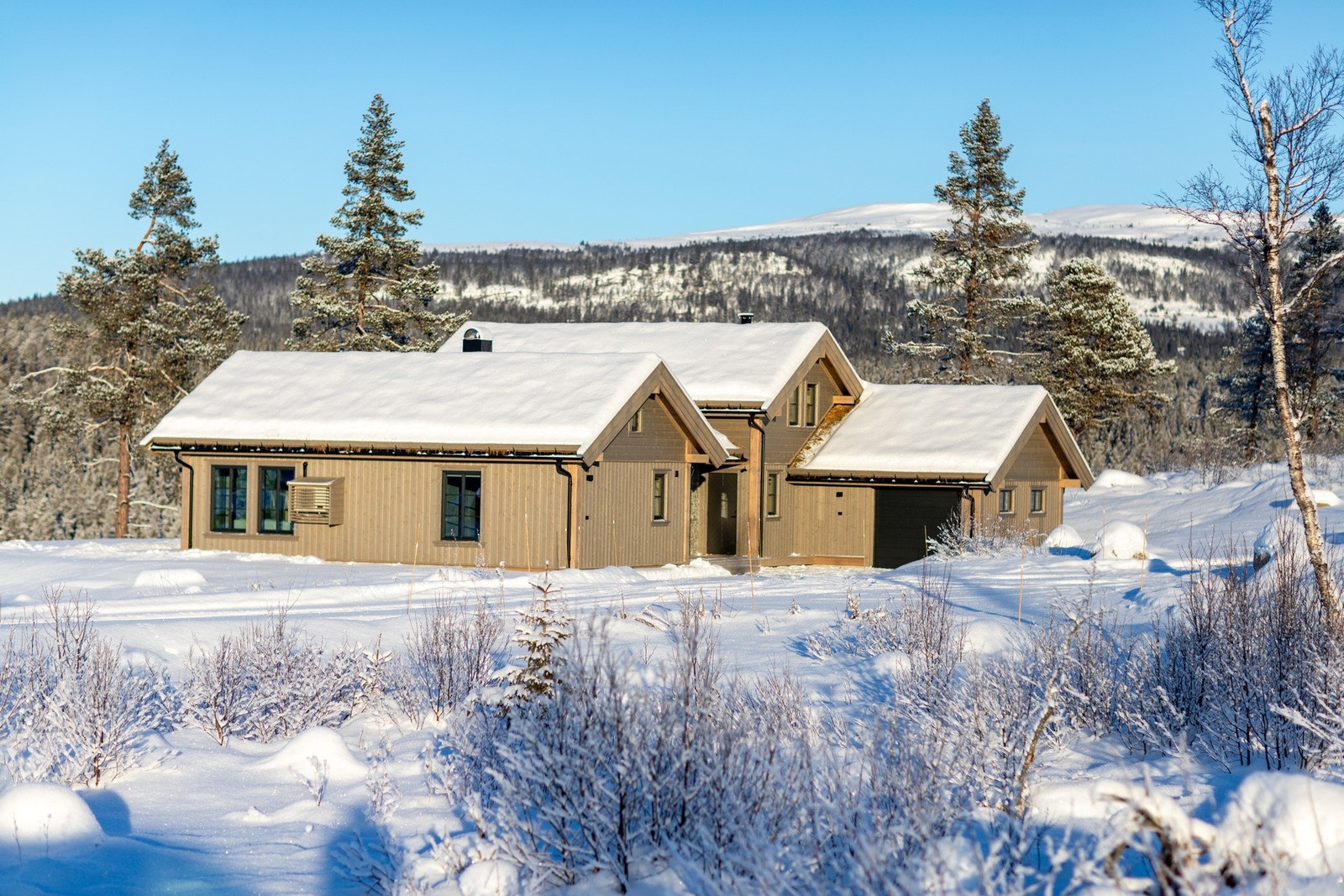 Den praktiske garasjen ligger inntil hytta og gjør adkomsten enkel året rundt Galleribilde