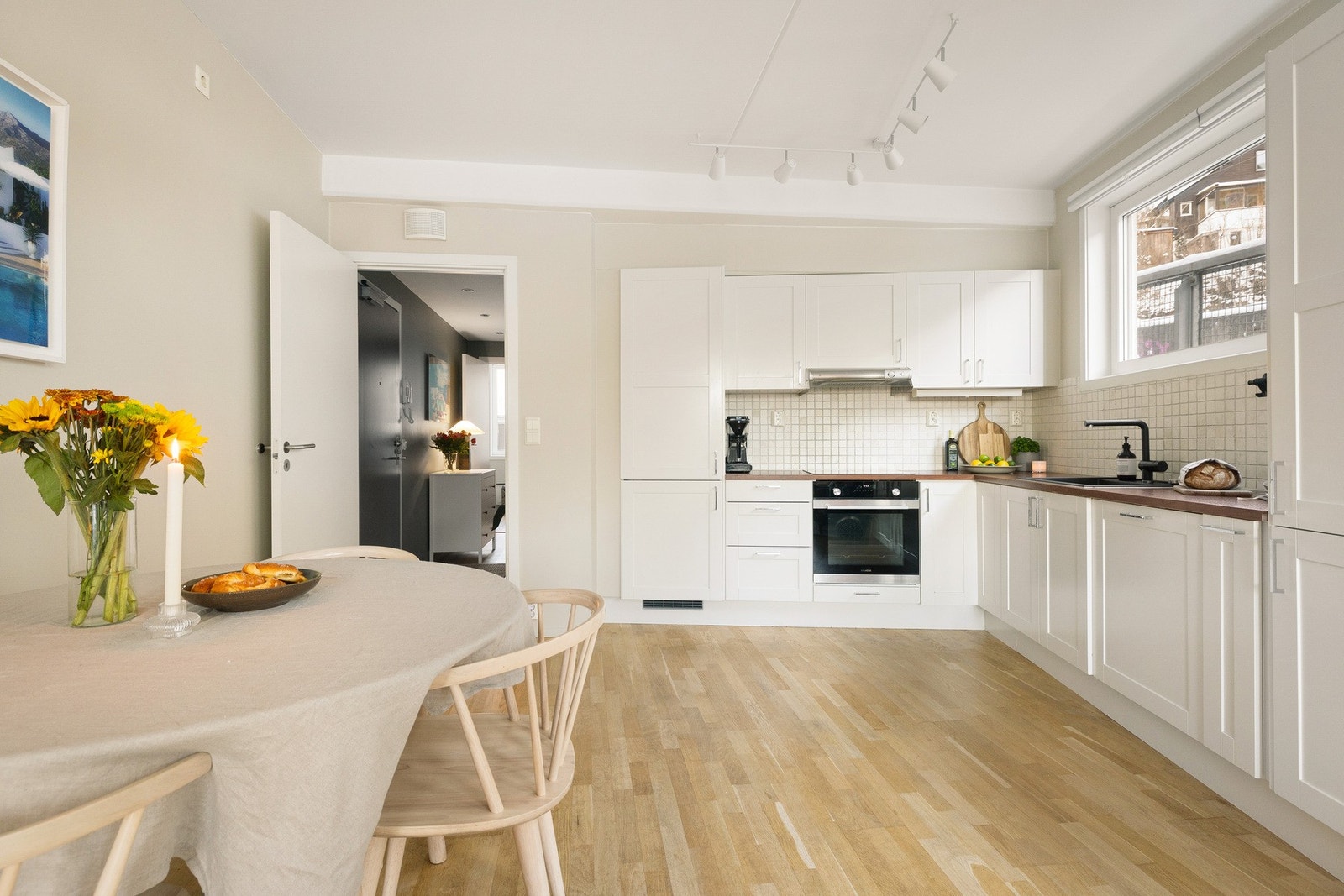 Legg merke til døra mellom stua og gangen, som skaper fint skille mellom sosial sone og rolig sovedel (med to soverom). Galleribilde