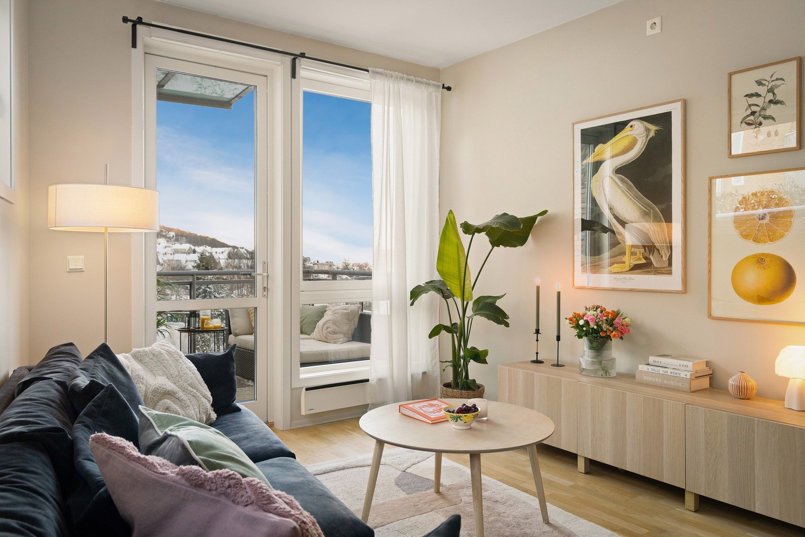 Overflater er malt i en dus og lun palett. Galleribilde