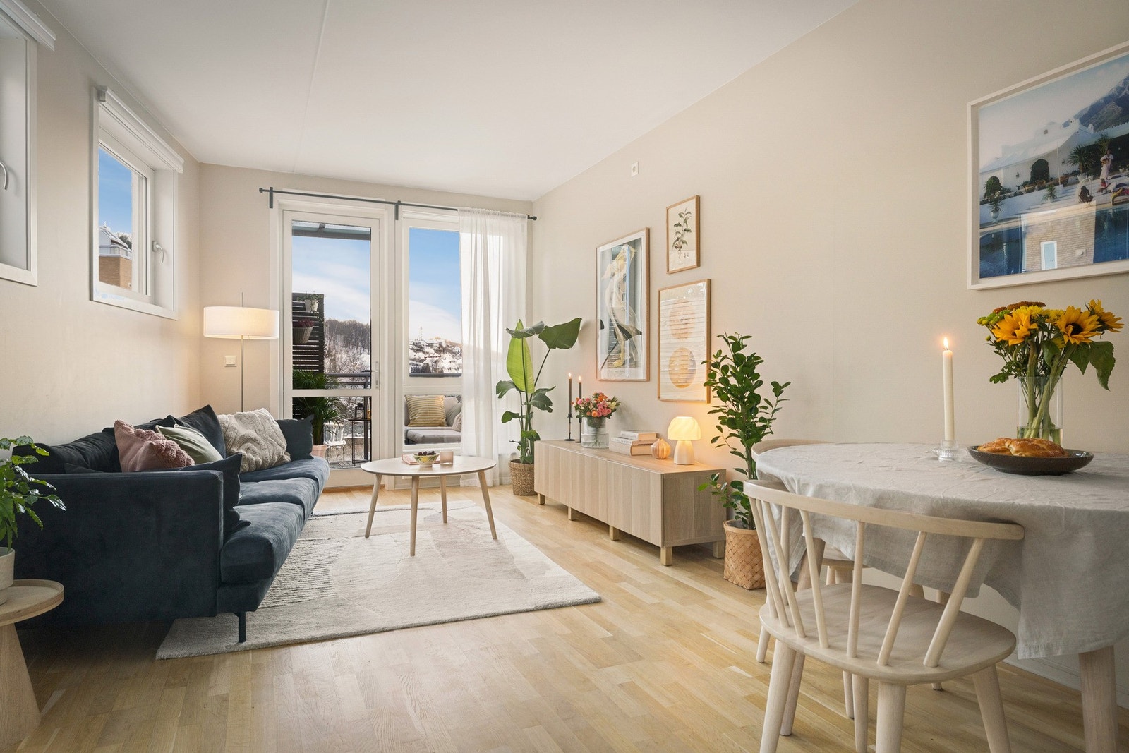 Takhøyden er på ca. 2,60 meter her inne, hvilket er gunstig for romfølelsen. Galleribilde